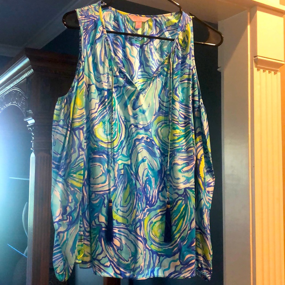 Lilly pulitzer blouse with shoulder out. Xsmall.